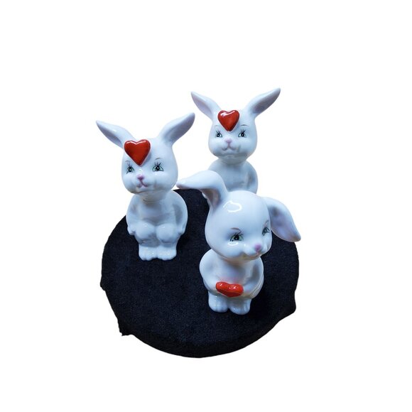 Vintage Schmid Bone China Bunny Figurines Set Of 3 With Red Hearts - Picture 3 of 6